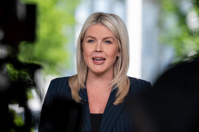 22 de abril de 2026, Washington, Distrito de Columbia, EUA: A secretária de imprensa da Casa Branca, Karoline Leavitt, conversa com a FOX News antes de falar com os repórteres na entrada da Casa Branca, em 22 de abril de 2026. Ken Cedeno / Pool via CNP