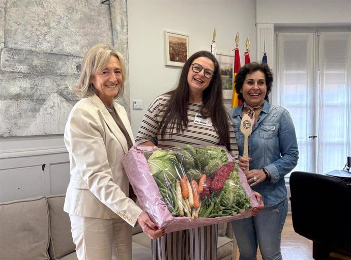 La alcaldesa de Calahorra, Mónica Arceiz, y la concejala de Turismo, Reyes Zapata, han recibido con una gran cesta de verduras a la concursante calagurritana de MasterChef 14, Ana Jiménez