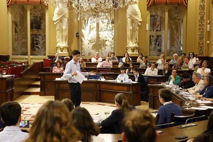 El Parlament acoge la final de la Liga de Debate Sénior