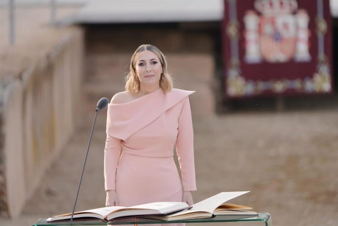 La presidenta de la Junta de Extremadura, María Guardiola, en su toma de posesión el 24 de abril de 2026 en el Anfiteatro Romano de Mérida