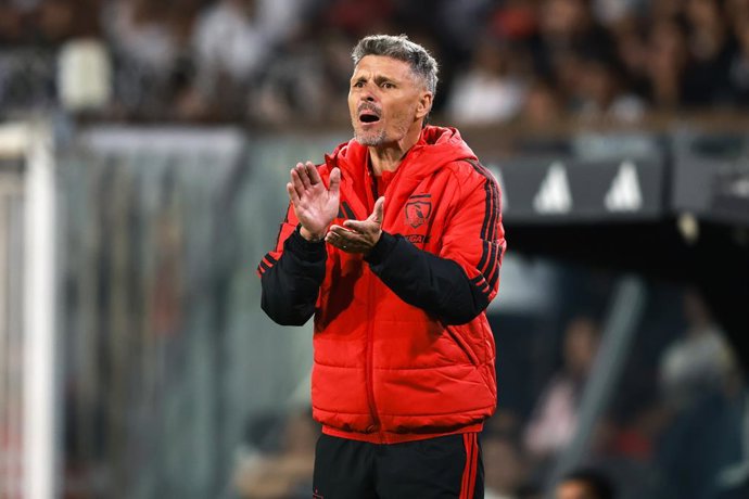 Futbol, Colo Colo vs Palestino, campeonato 2026 Fecha 10, Liga de Primera 2026. El entrenador de Colo Colo Fernando Ortiz es fotografiado durante un partido de primera disputado en el estadio Monumental en Santiago, Chile. 19/04/2026 Felipe