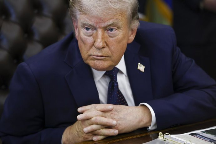 23 de abril de 2026, Washington, Distrito de Columbia, EUA: O presidente dos Estados Unidos, Donald J. Trump, responde a uma pergunta da imprensa durante um evento sobre acessibilidade dos cuidados de saúde no Salão Oval da Casa Branca. Washington, DC, EU