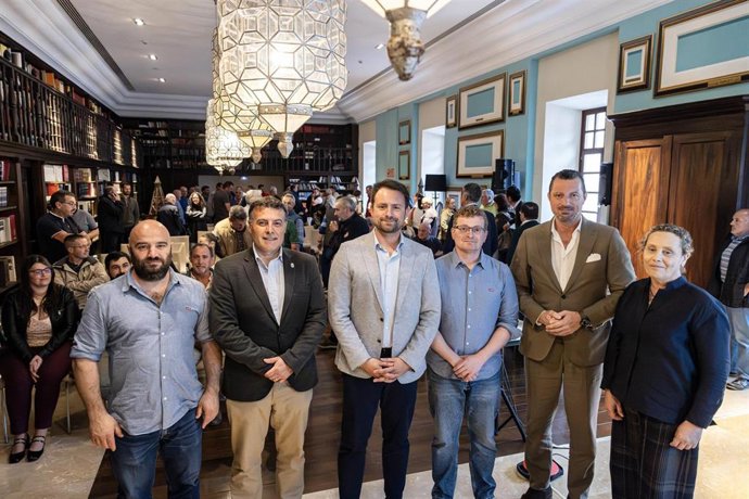 El presidente del PP de Asturias, Álvaro Queipo, participa en una jornada forestal en Cangas del Narcea.