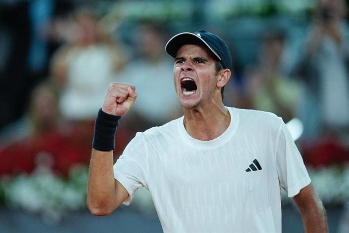 O tenista espanhol Rafa Jódar comemorando a vitória sobre o australiano Alex De Miñaur no Mutua Madrid Open.