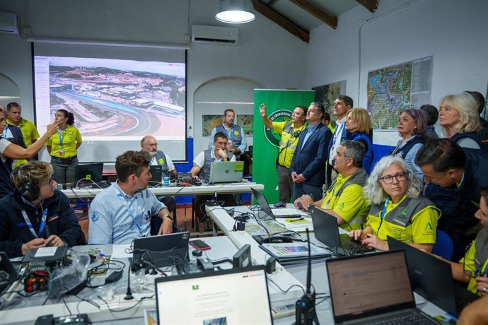 El consejero de Sanidad, Presidencia y Emergencias, Antonio Sanz, junto al delegado del Gobierno en Andalucía, Pedro Fernández y la alcaldesa de Jerez, María José García-Pelayo, supervisa las instalaciones del PMA del Gran Premio de Motos de Jerez.