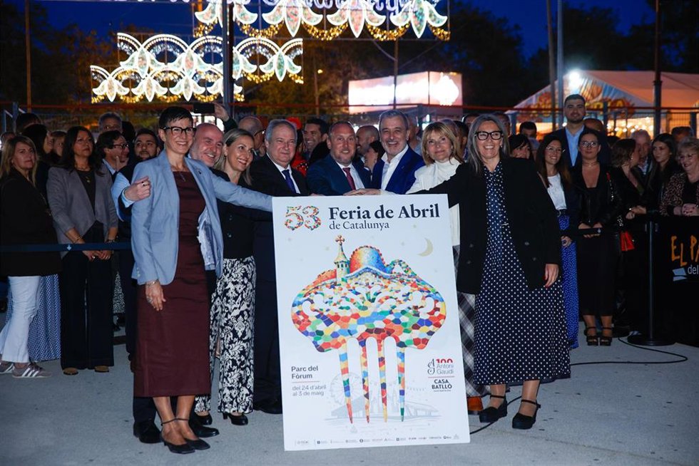 Filo Cañete, Carlos Prieto, Eva Menor, Jordi Hereu, Daniel Salinero, Jaume Collboni, Lluïsa Moret y Concepció Veray durante el encendido del pórtico de la 53 Feria de Abril de Catalunya, en Barcelona, este viernes