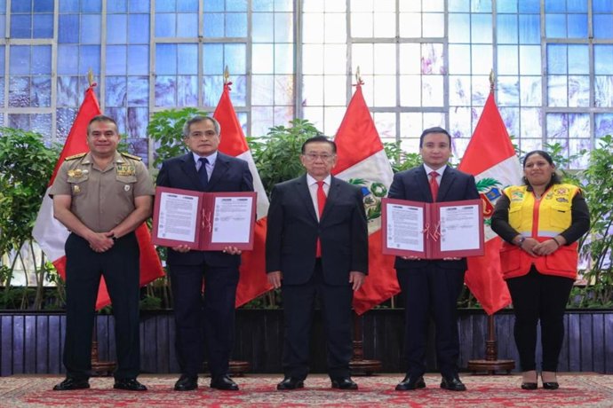 El presidente José María Balcázar participa en la firma de un convenio entre los ministerios del Interior y de Justicia y Derechos Humanos, que establece la defensa legal gratuita a miembros de juntas vecinales que enfrentan la delincuencia.
