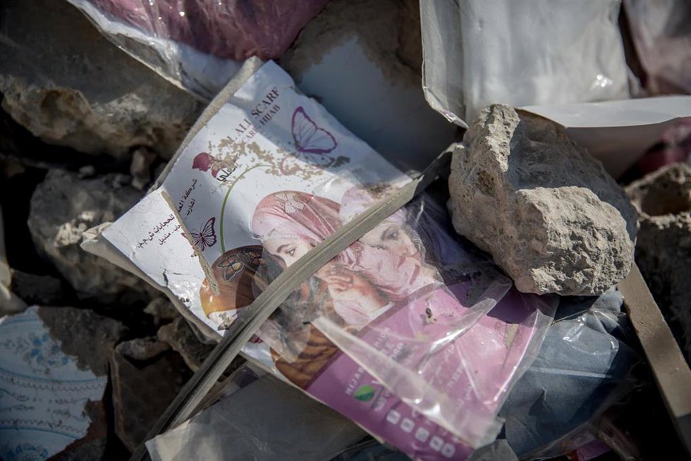 Archivo - Un paquete de ropa encontrado entre los escombros en el pueblo de Mansouri, en el sur del Líbano