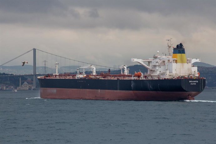 Archivo - Los petroleros atraviesan el estrecho del Bósforo mientras aumentan las tensiones y se producen interrupciones en el tráfico marítimo en el estrecho de Ormuz