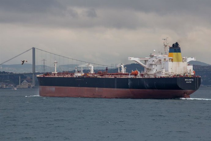 22 de abril de 2026: Istambul, Turquia, 22 de abril de 2026: Petroleiros atravessam o Estreito de Bósforo, enquanto o agravamento das tensões e as interrupções no tráfego marítimo no Estreito de Ormuz pressionam o abastecimento global de petróleo, posicio