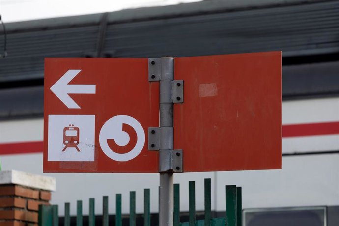 Archivo - Archivo.- Cartelería en una estación de la red de Cercanías Madrid