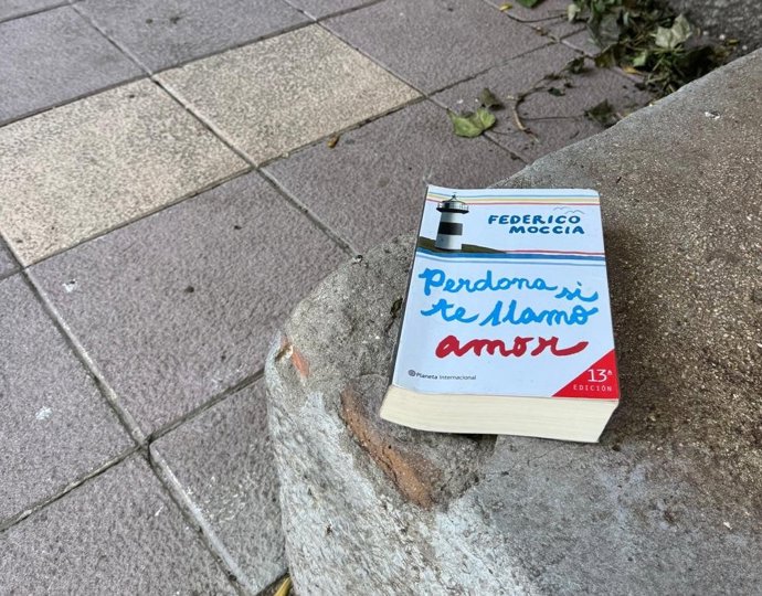 Uno de los libros que forman parte del 'BookCrossing' impulsado por el PSOE en Villa de Vallecas