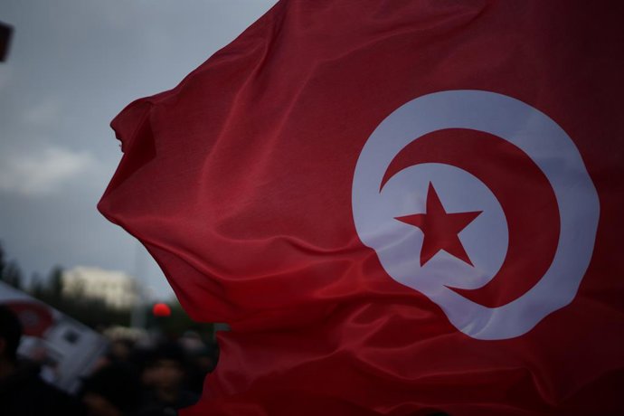 Archivo - January 10, 2026, Tunis, Tunis, Tunisia, Tunisia: People hold placards and shout slogans as they participate in a protest for the release of all political detainees and prisoners of conscience by Tunisian President Kais Saied,. Civil society gro