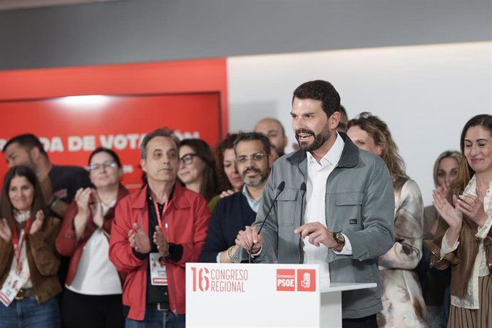 El nuevo secretario general del PSOE de Extremadura, Álvaro Sánchez Cotrina, tras ganar las primarias del partido