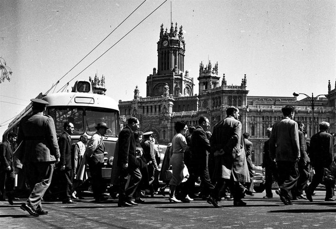 Imagen del tranvía pasando por Cibeles (Madrid)