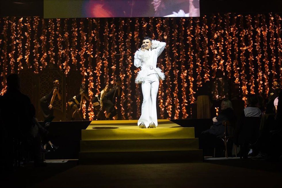 El cantante Rodrigo Cuevas, durante un concierto en el Pabellón de la Magdalena, a 24 de abril de 2026, en Avilés, Asturias (España).  Rodrigo Cuevas presenta “La belleza”, un espectáculo basado en folclore y vanguardia que celebra la tradición desde una 