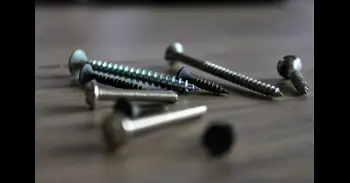 ¿Un clavo en la maceta de tus plantas? El truco para que crezcan mejor en primavera