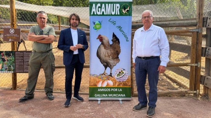 El responsable de animales de Terra Natura Murcia, Manuel Gonzálvez, el director del parque, Gustavo Martínez, y el presidente de AGAMUR, Diego Martínez Martínez, tras la entrega de los animales