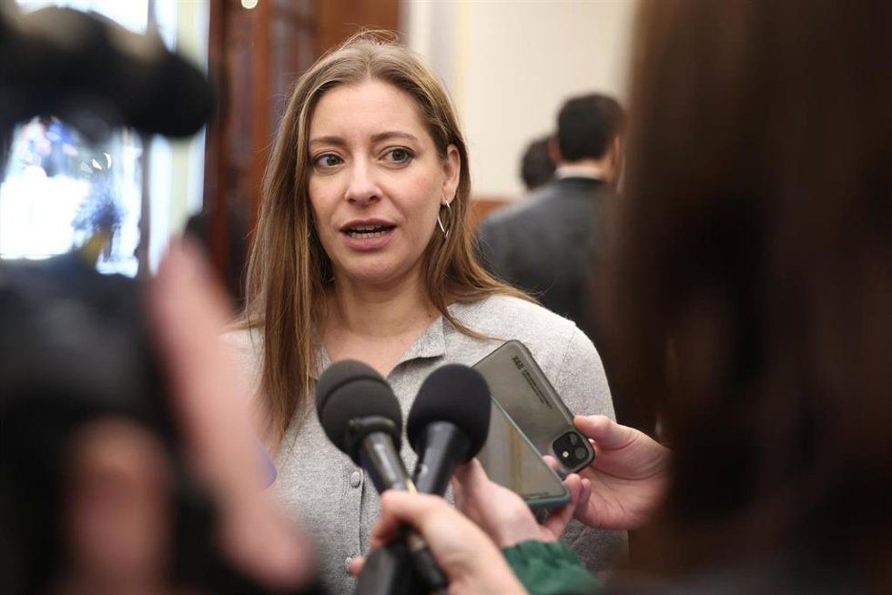 La portavoz del PP en el Congreso, Ester Muñoz, atiende a los medios a su llegada a una sesión plenaria, en el Congreso de los Diputados, a 26 de marzo de 2026, en Madrid (España). 