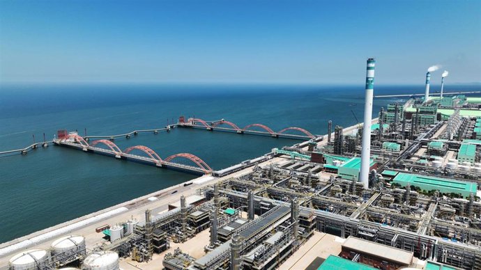 Archivo - Imagen del complejo petroquímico de Hengli, en la provincia china de Liaoning 
