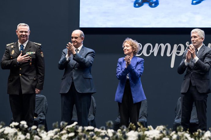 Archivo - El comisario principal José Luis Santafé Arnedo (i), junto el ministro del Interior, Fernando Grande-Marlaska (d), el director general de la Policía, Francisco Pardo (2i), la secretaria de Estado de Seguridad, Ana María Calvo (2d), durante su to