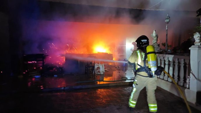 Labores de extinción del fuego en la vivienda