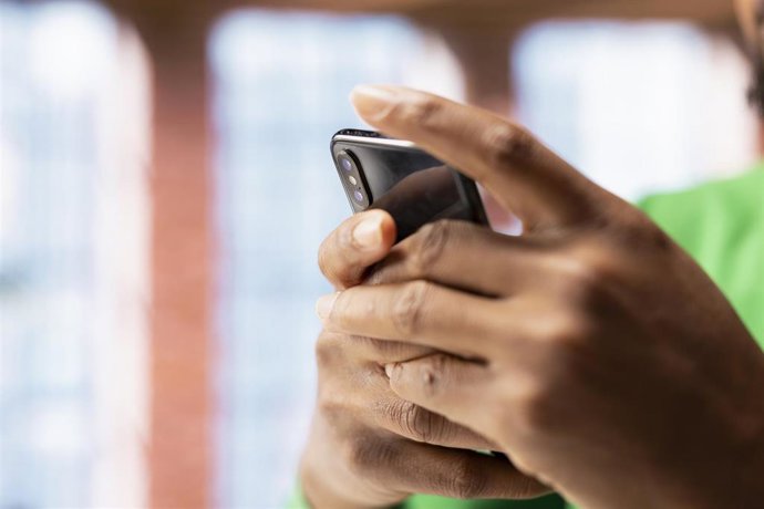 Archivo - Una persona utiliza un 'smartphone'.