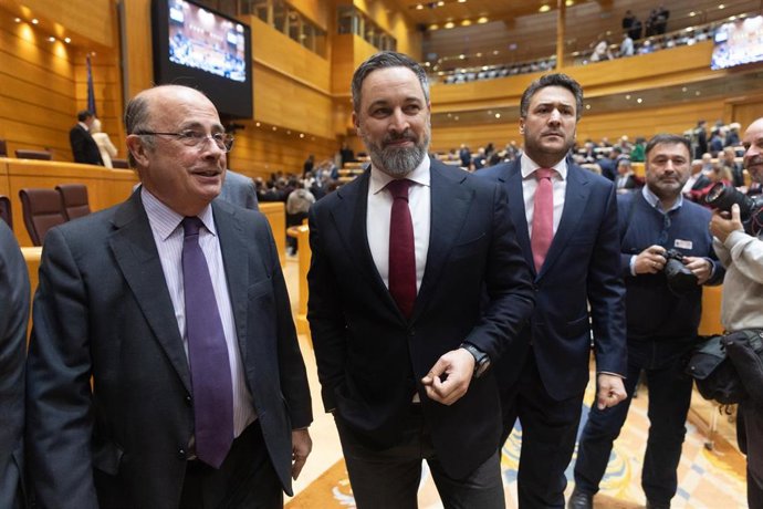 Archivo - El diputado de VOX Ignacio Gil Lázaro (i) y el líder de VOX, Santiago Abascal (d), llega a un pleno del Congreso de los Diputados, en el Palacio del Senado, a 10 de enero de 2024, en Madrid (España).