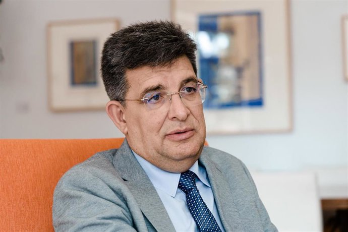 El nuevo rector de la Universidad de Alcalá de Henares (UAH), Carmelo García, durante una entrevista con Europa Press.