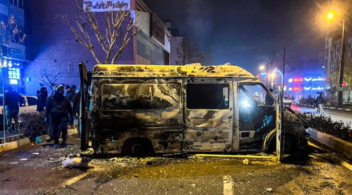 Archivo - IRAN, SARABLEH - JANUARY 20, 2026: An ambulance is burned following unrest that has spread across the country since 29 December 2025, due to the sharp devaluation of the Iranian rial against the US dollar. Best quality available