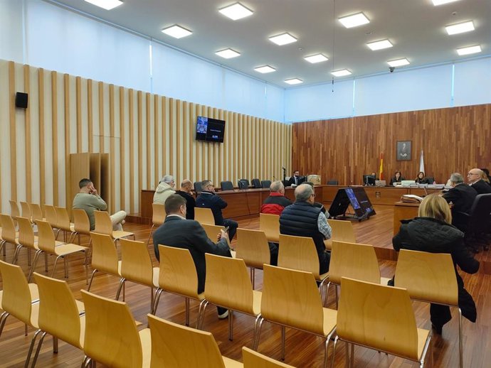 Archivo - Acusados por construir 'narcolanchas' en Vigo y el norte de Portugal, en la macrosala de la Ciudad de la Justicia olívica.