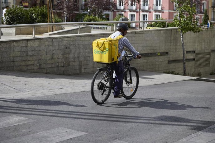 Archivo - Un repartidor de Glovo en bicicleta.