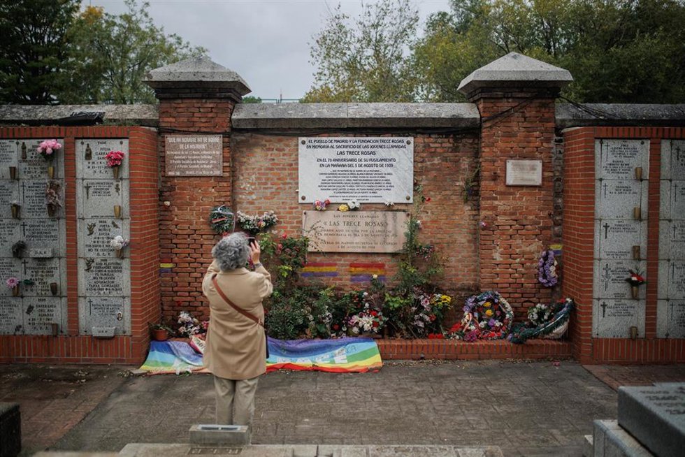Archivo - Una mujer fotografía la placa conmemorativa de las Trece Rosas durante un homenaje a las víctimas del franquismo, en la tapia de las Trece Rosas, a 29 de octubre de 2023, en Madrid (España).