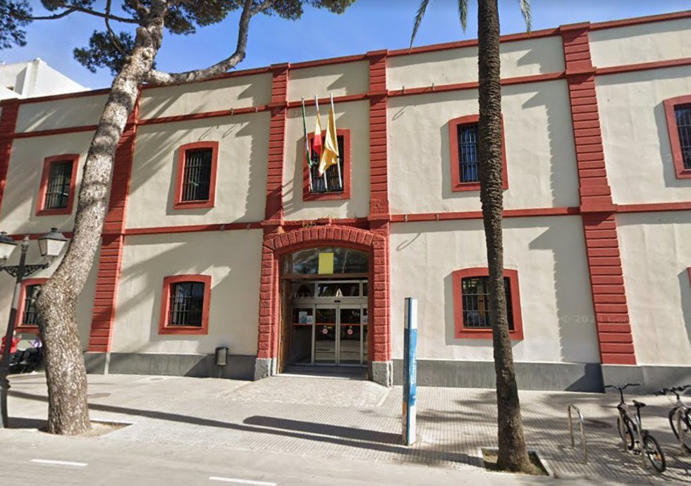 Archivo - Fachada de la Facultad de Filosofía y Letras de la Universidad de Cádiz. Imagen de archivo.