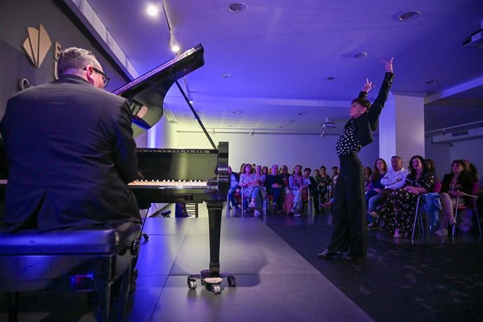 Inicio de la tercera edición del ciclo de improvisación escénica 'ImproVables' en el Centro Cultural de la Fundación Unicaja, en el Paseo de Almería.