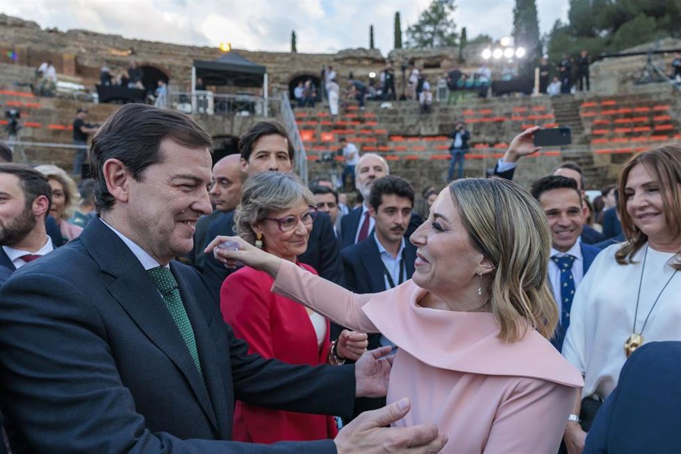 El presidente de la Junta de Castilla y León, Alfonso Fernández Mañueco, asiste a la toma de posesión de María Guardiola como presidenta de Extremadura
