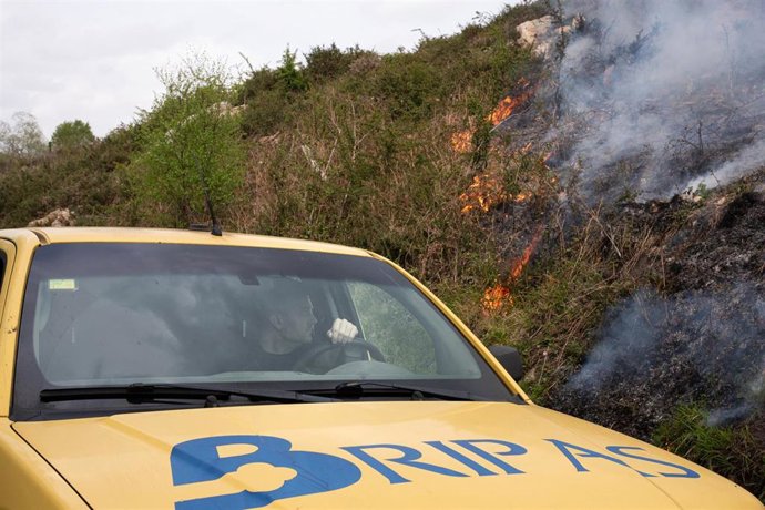 Vista del incendio activo en la Sierra de Aramo, a 7 de marzo de 2026, en Proaza, Asturias (España). 14 concejos de Asturias se ven afectados por una oleada de más de 30 incendios forestales activos, el Principado declaró pasadas las 23 horas de este lune
