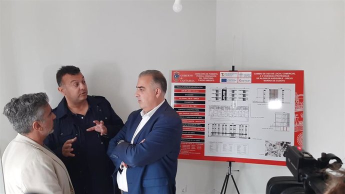 El alcalde y el consejero durante la presentación de las viviendas una vez concluidas las obras