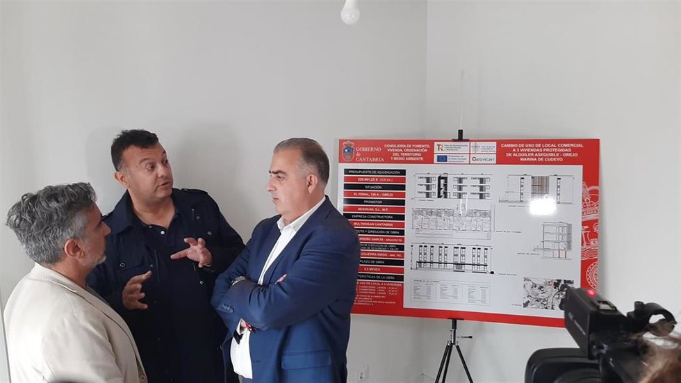 El alcalde y el consejero durante la presentación de las viviendas una vez concluidas las obras