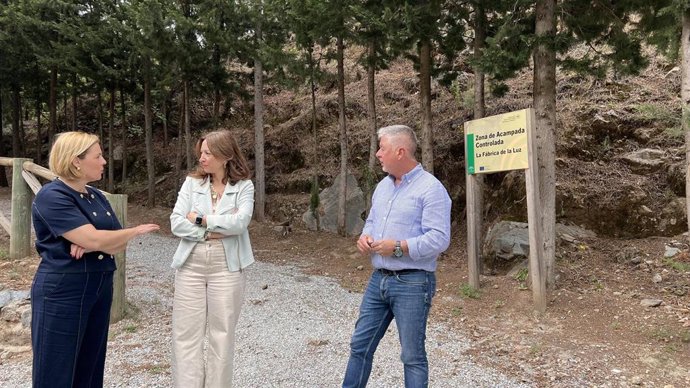 La presidenta provincial del PP, Patricia Navarro, ha visitado Canillas de Albaida, donde ha estado acompañada por la alcaldesa, Encarnación Pareja; y el presidente de la Mancomunidad de Municipios de la Axarquía, Jorge Martín.