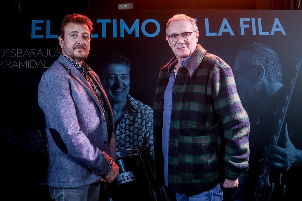 Archivo - Los cantantes Manolo García (i) y Quimi Portet (d), del ‘Último de la Fila’, posan durante una rueda de prensa. Imagen de archivo. 