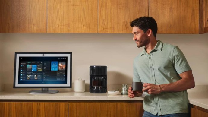 Uma pessoa interage com a Alexa+.