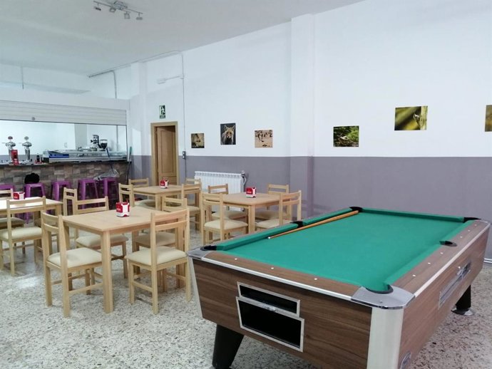 Archivo - El salón bar-comedor del nuevo Albergue de Tierga, con uno de los billares situados en este espacio.