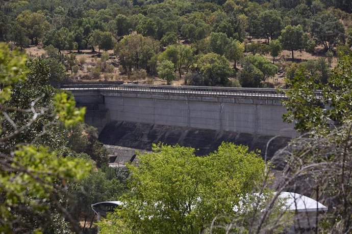 Archivo - Vista de la Presa de la Pinilla, a 11 de agosto de 2022, en Madrid (España). 