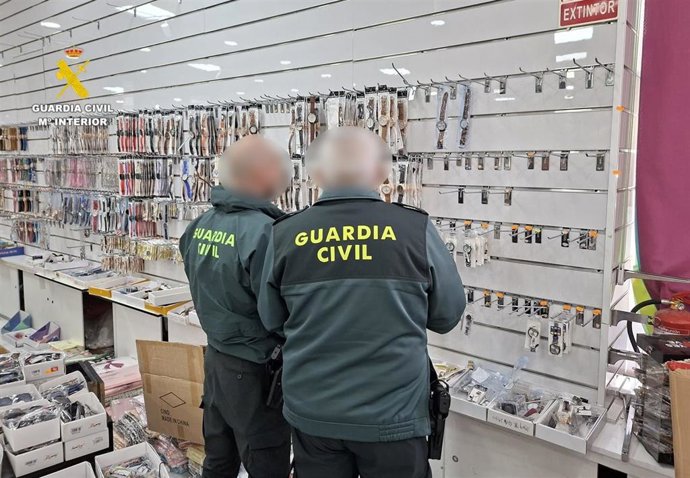 Agentes de la Guardia Civil desarticulando los productos falsificados.