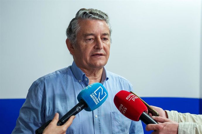 El consejero de Sanidad, Presidencia y Emergencias de la Junta de Andalucía, Antonio Sanz, en una atención a medios tras presidir la reunión del Puesto de Mando Avanzado del Gran Premio de España de Motociclismo.