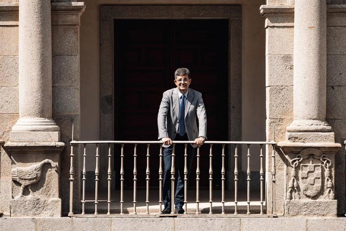 El nuevo rector de la Universidad de Alcalá de Henares (UAH), Carmelo García, posa para Europa Press.