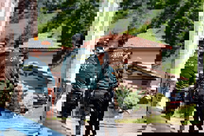 Hallan a un hombre muerto y a una mujer herida grave por disparos en su domicilio de Lena (Asturias)