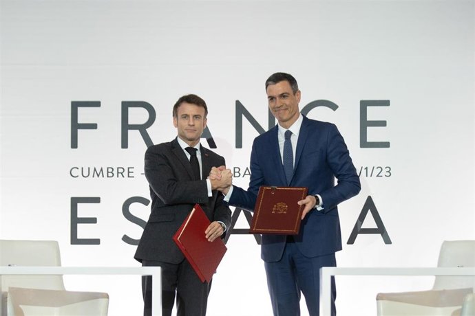 Archivo - El presidente de Francia, Emmanuel Macron (i) y el presidente del Gobierno, Pedro Sánchez (d), posan tras la firma delTratado de Amistad durante la XXVII Cumbre Hispano-Francesa
