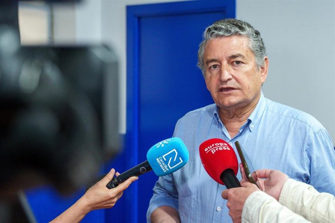 El consejero de Sanidad, Presidencia y Emergencias de la Junta de Andalucía, Antonio Sanz, en una atención a medios tras presidir la reunión del Puesto de Mando Avanzado del Gran Premio de España de Motociclismo.